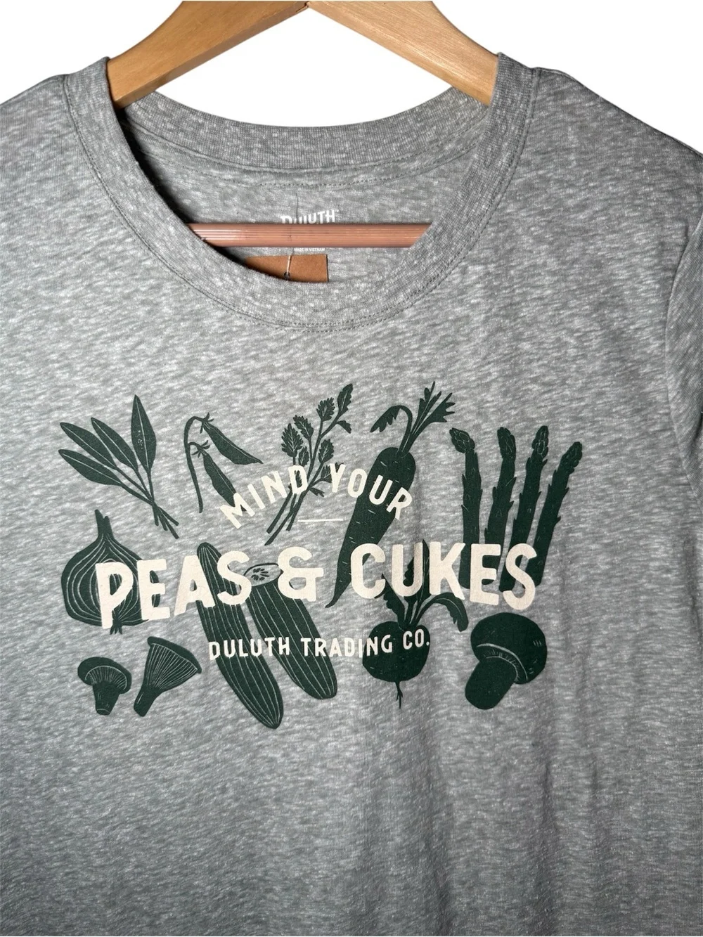 NWT Duluth Trading Co Mind Your Peas & Cukes Gray Garden Graphic Tee Shirt - Picture 2 of 3